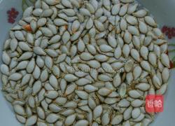 炒南瓜籽的做法图解2