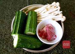 海鲜菇丝瓜瘦肉汤的做法图解1