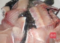 辣炒黑鱼片的做法图解1