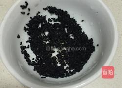 黑豆核桃黑芝麻豆浆的做法图解2