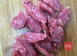 腊肠炒芽菜的做法图解2