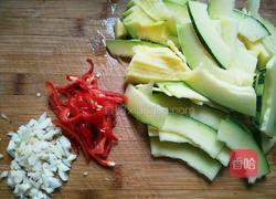 清炒嫩南瓜片的做法图解2