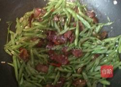 四季豆炒腊猪肠的做法图解4