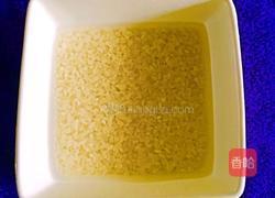 胡萝卜菠菜粥的做法图解1