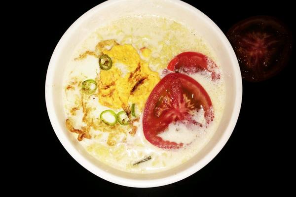 牛奶煮鲜虾鱼板面