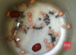黑豆花生红枣粥的做法图解2