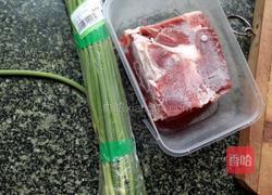 羊肉炒蒜薹的做法图解1