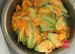 南瓜花炒鸡蛋的做法图解1