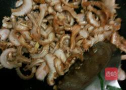 牛肚炒金针菇的做法图解2