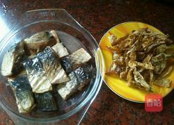 干辣椒焖烟熏鱼的做法图解1