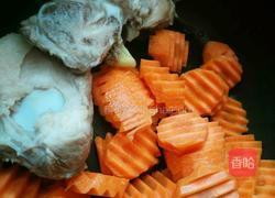 胡萝卜大骨头汤的做法图解4