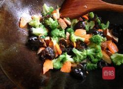 西蓝花木耳胡萝卜炒鸡肉片的做法图解6