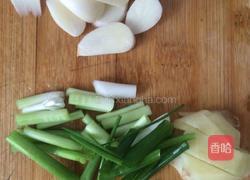 土豆炖鸡块的做法图解3