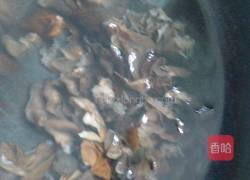 凉拌木耳黄瓜卷的做法图解2