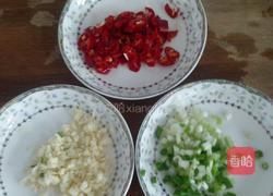 凉拌木耳黄瓜卷的做法图解3