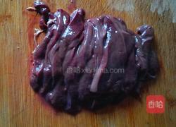 葱爆猪肝的做法图解2