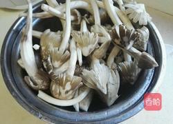 荔枝菌排骨汤的做法图解2