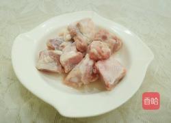 胡萝卜玉米排骨汤的做法图解1