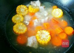 胡萝卜玉米排骨汤的做法图解8