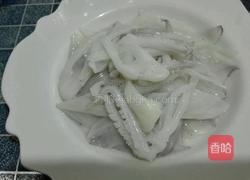 鲜鱿鱼炒丝瓜的做法图解2
