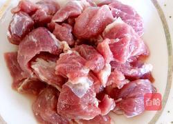 梅花肉焖小土豆的做法图解1