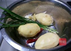 韭菜土豆丝的做法图解1