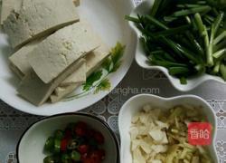 豆腐炒韭菜的做法图解1