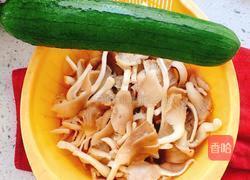 丝瓜炒袖珍菇的做法图解1