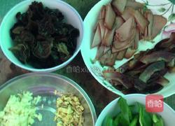 木耳炒腊肉的做法图解2