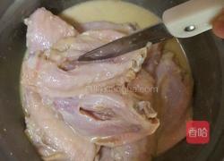 蒜香炸鸡中翅的做法图解3