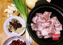 川味土豆烧排骨的做法图解1