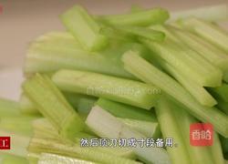 西芹炒里脊的做法图解1