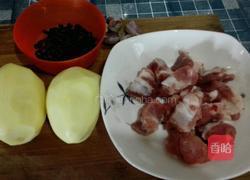 清蒸土豆排骨的做法图解1