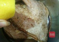 柠香黑椒烤鸭腿的做法图解3