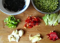 毛豆炒木耳的做法图解1