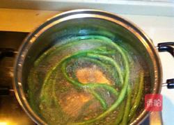 蒜香熬汁凉拌缸豆的做法图解2