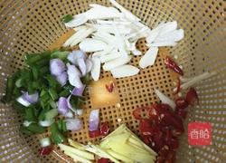 海鲜菇炒鸡蛋的做法图解2