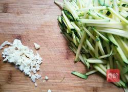 剁椒炒嫩南瓜丝的做法图解2