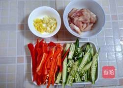 五花肉爆秋葵的做法图解1