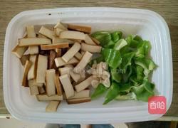 甜椒炒豆腐干的做法图解1