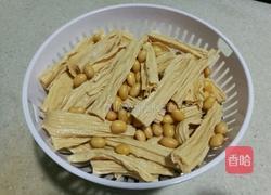 腐竹黄豆焖排骨的做法图解1