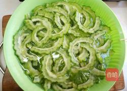 咸蛋炒苦瓜的做法图解2