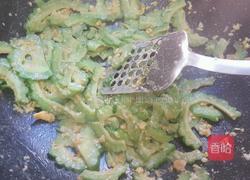咸蛋炒苦瓜的做法图解5