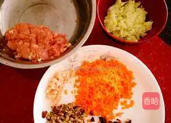 Illustration of how to make carrot, fungus, mushroom, horned melon and pork dumpling filling 4