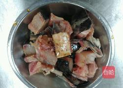 青炒鱼头的做法图解1