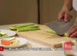 芝香椒油西葫芦的做法图解1