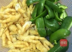 青椒炒鸡爪的做法图解1