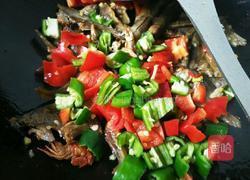 辣椒炒小鱼干的做法图解5