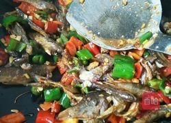 辣椒炒小鱼干的做法图解6