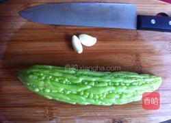 清炒苦瓜的做法图解1